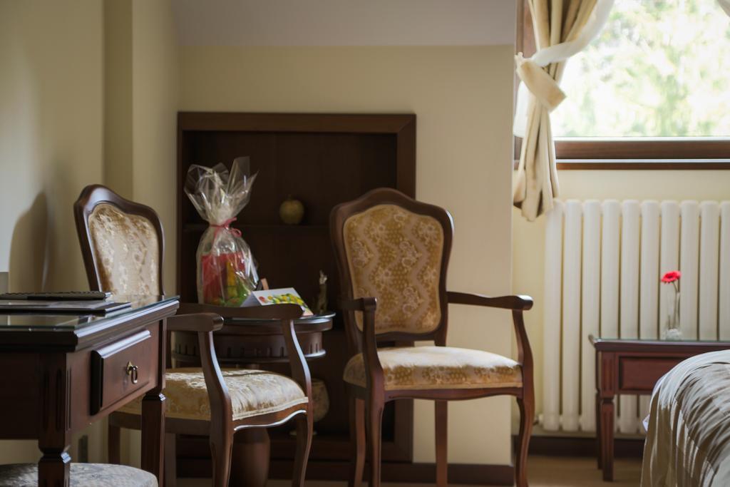 Hotel Foisorul Cu Flori Sinaia Buitenkant foto