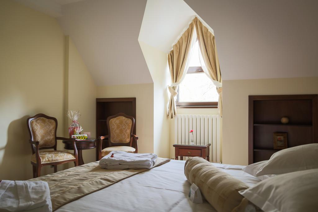 Hotel Foisorul Cu Flori Sinaia Buitenkant foto