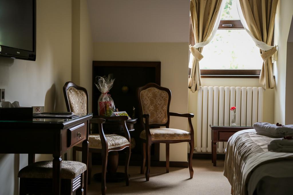 Hotel Foisorul Cu Flori Sinaia Buitenkant foto
